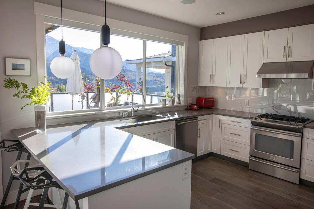 Mountain Serenity Meets Luxury Squamish Exterior foto